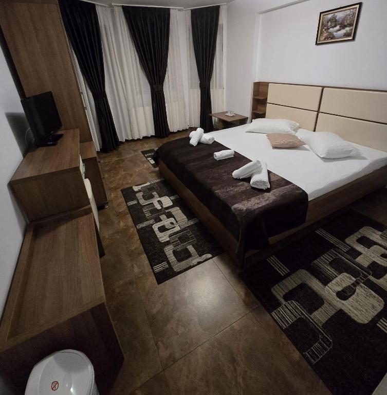 Cameră cu tăblie crem și mobilier din lemn