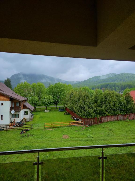 Vedere de pe balcon spre valea și munții din Cheia